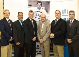 Dr. Robin Harkness, Partenariat canadien contre le cancer; Dr. Fred Saad, CHUM; Darrell Fox, l'Institut de recherche Terry Fox; Patrick Lamarche, patient du Dr Saad; Dr. Robert Bristow, Ontario Cancer Institute, Hôpital Princess Margaret; et Jacques Turgeon, CHUM. Photo: Stéphane Lord, CHUM.