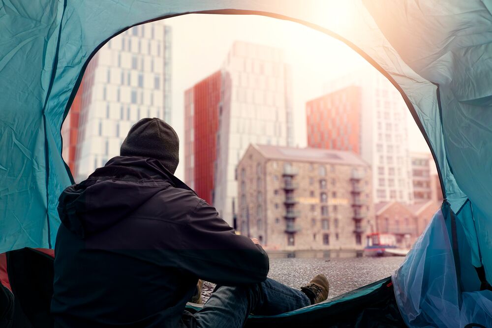 homme dans une tente dans une ville