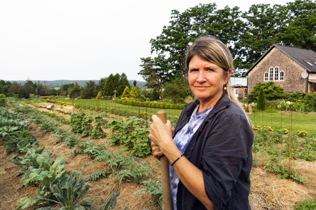 femme devant son jardin de légumes